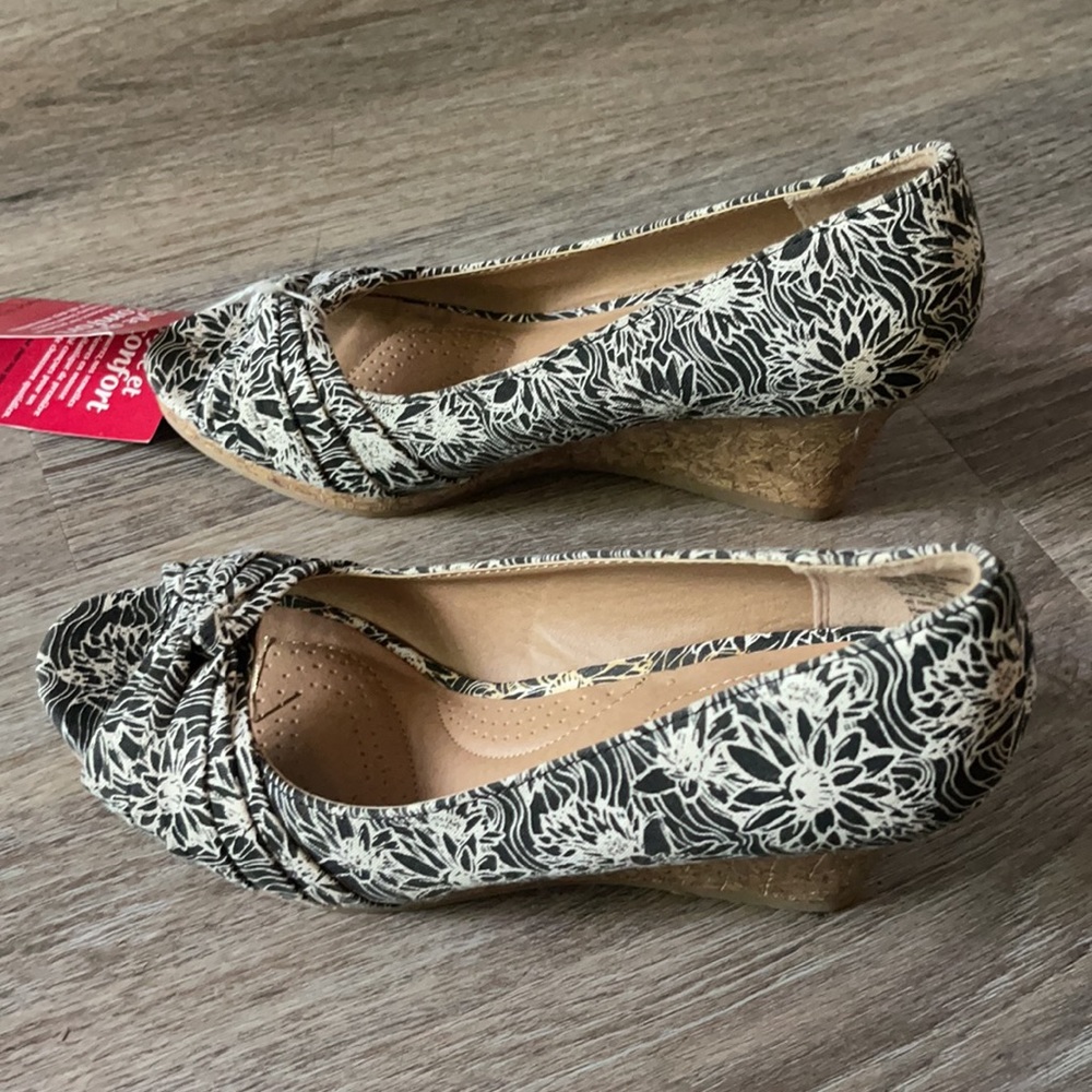 dexflex comfort Floral Black and Cream Wedge Sandals - Picture 7 of 16